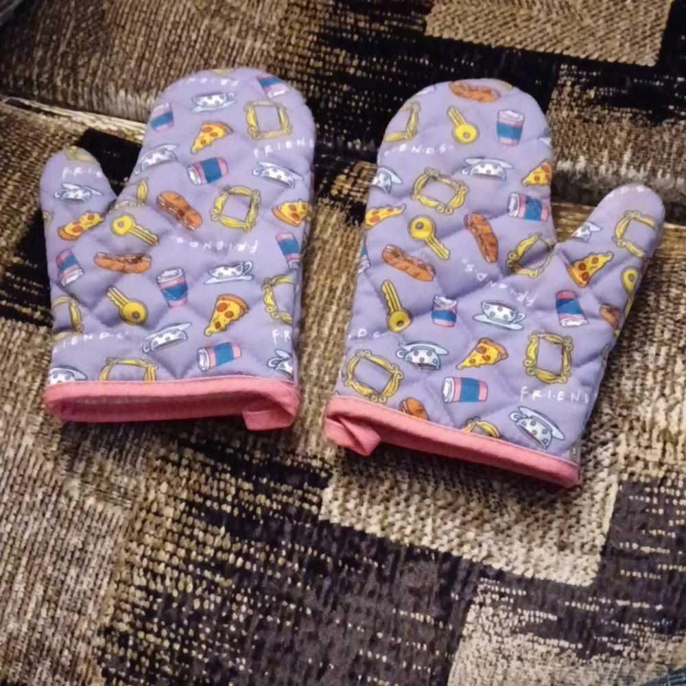 4/$60 FRIENDS Oven Mitts - Set Of 2 - Picture 2 of 4